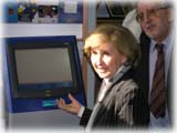 Višnja Samardžija, pomoćnica ministrice za europske integracije otvara euro internet kiosk u gradskoj knjižnici u Križevcima