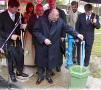 Predsjednik Stjepan Mesić otvara novi vodovod u Križevcima 24.04.2004.g.