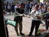 Gradonačelnik Branko Hrg uz asistenciju predsjednice društva "LIPA" otvara izložbu cvijeća